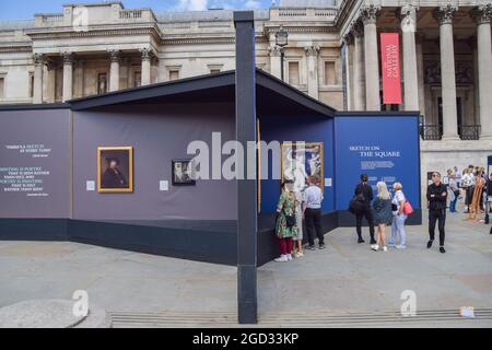 Londres, Royaume-Uni. 10 août 2021. Les gens peuvent admirer des peintures au festival Inside Out de la National Gallery, une exposition en plein air de répliques grandeur nature des « peintures préférées de la nation », qui a lieu du 10 août au 2 septembre à Trafalgar Square. Crédit : SOPA Images Limited/Alamy Live News Banque D'Images