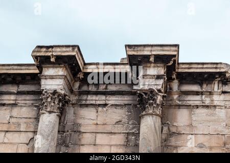 Mur de la bibliothèque d'Hadrien marbre vert colonnes corinthiennes gros plan. Détails de l'architecture de la colonnade grecque ancienne à Athènes, Grèce Banque D'Images