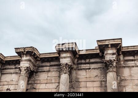 Mur de la bibliothèque d'Hadrien, trois colonnes de marbre vert, gros plan de la capitale. Détails de l'architecture de la colonnade grecque ancienne à Athènes, Grèce Banque D'Images