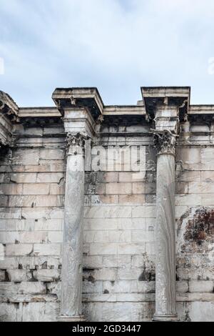 Mur de la bibliothèque d'Hadrien marbre vert colonnes corinthiennes gros plan. Détails de l'architecture de la colonnade grecque ancienne à Athènes, Grèce. Vue verticale Banque D'Images