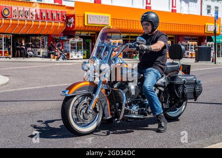 Harley Davidson Heritage Softail Motorcycle sur Marine Parade, Southend on Sea, Essex, Royaume-Uni. Passez devant les arcades d'amusement en bord de mer lors d'une journée d'été lumineuse et ensoleillée Banque D'Images