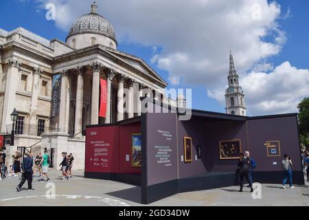 Londres, Royaume-Uni. 10 août 2021. Les gens peuvent admirer les peintures du festival Inside Out de la National Gallery, une exposition en plein air de répliques grandeur nature des « peintures préférées de la nation », qui a lieu du 10 août au 2 septembre à Trafalgar Square. (Photo de Vuk Valcic/SOPA Images/Sipa USA) crédit: SIPA USA/Alay Live News Banque D'Images