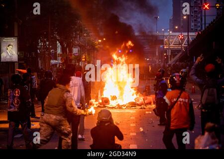 Bangkok, Thaïlande. 10 août 2021. Des milliers de citoyens thaïlandais se sont rassemblés dans le centre de Bangkok pour participer à une manifestation mobile sur les voitures, se réunissant dans toute la ville pour poursuivre leur campagne de protestation en faveur de la démocratie. La manifestation a été menée par le groupe d'activistes du Front Uni de Thammasart et de démonstration. Après le début de la manifestation principale, plusieurs groupes de jeunes manifestants sont restés et se sont engagés auprès de la police anti-émeute. (Credit image: © Adryel Talamantes/ZUMA Press Wire) Banque D'Images