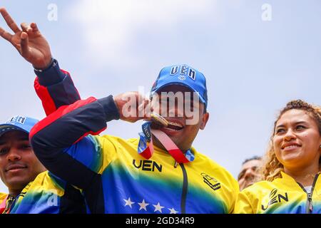 Caracas, Venezuela. 10 août 2021. Keydomar Vallenilla (M.) mord sa médaille olympique alors que lui et l'équipe vénézuélienne sont applaudi par les fans à leur arrivée après les Jeux Olympiques de Tokyo. Credit: Pedro Rances Mattey/dpa/Alay Live News Banque D'Images