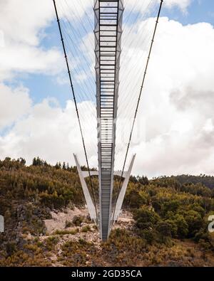 Pont suspendu piétonnier le plus long du monde à Passadiços do Paiva à Arouca Banque D'Images