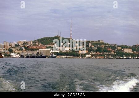 Port de Vladivostok, vue depuis la baie de Golden Horn, Vladivostok, Russie; 2000 Banque D'Images