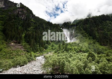 Une grande cascade dans une forêt Banque D'Images