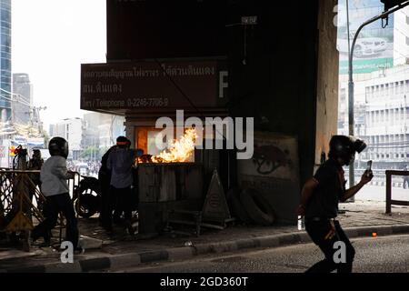 Bangkok, Thaïlande. 10 août 2021. Un cabine de police en feu pendant la manifestation.rassemblement de cortège de groupe pro-démocratie dans divers lieux d'affaires exigeant la démission du Premier ministre thaïlandais, des réformes de la monarchie et une meilleure politique pour la situation COVID-19. La démonstration a abouti à des affrontements. Crédit : SOPA Images Limited/Alamy Live News Banque D'Images