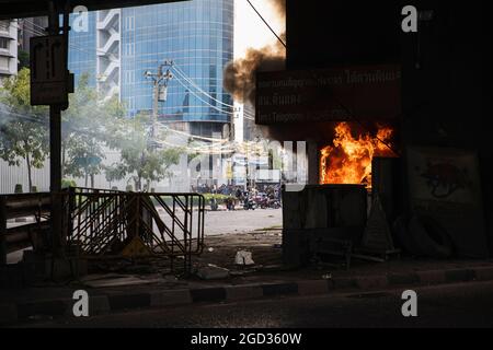 Bangkok, Thaïlande. 10 août 2021. Un cabine de police en feu pendant la manifestation.rassemblement de cortège de groupe pro-démocratie dans divers lieux d'affaires exigeant la démission du Premier ministre thaïlandais, des réformes de la monarchie et une meilleure politique pour la situation COVID-19. La démonstration a abouti à des affrontements. Crédit : SOPA Images Limited/Alamy Live News Banque D'Images