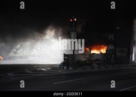 Bangkok, Thaïlande. 10 août 2021. Un cabine de police en feu pendant la manifestation.rassemblement de cortège de groupe pro-démocratie dans divers lieux d'affaires exigeant la démission du Premier ministre thaïlandais, des réformes de la monarchie et une meilleure politique pour la situation COVID-19. La démonstration a abouti à des affrontements. Crédit : SOPA Images Limited/Alamy Live News Banque D'Images