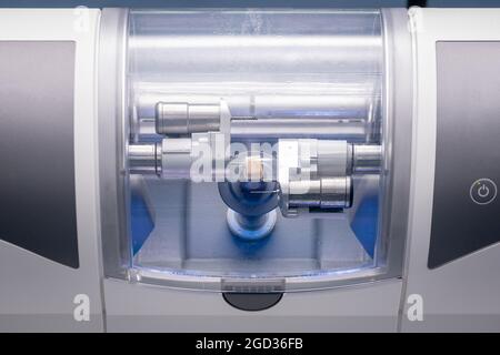 CAD CAM Dental machine assistée par ordinateur. Laboratoire dentaire moderne numérique pour le fraisage de prothèses et de couronnes Banque D'Images