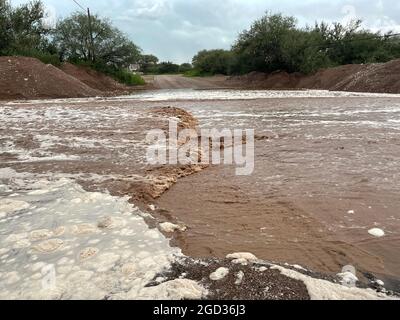 La rivière qui fait rage de crues éclair sur la route rurale en Arizona Banque D'Images