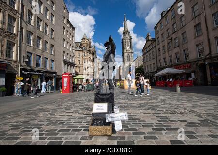 Édimbourg, Écosse, Royaume-Uni. 10 août 2021. PHOTO : une statue émouvante vue sur le Royal Mile. Des scènes du Royal Mile au cours du Fringe Festival d'Édimbourg, qui voit une foule de personnes épuisées visiter la ville et une petite quantité d'artistes de rue et d'acteurs qui continuent de divertir les passants. Crédit : Colin Fisher/Alay Live News Banque D'Images