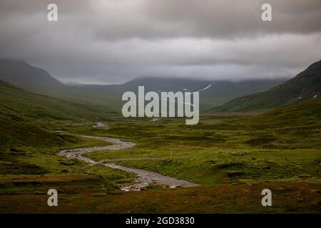 Un pont sur le sentier de Kungsleden entre Hemavan et Ammarnas, près des chalets Viterskalet, Laponie, Suède Banque D'Images