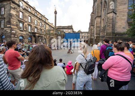 Édimbourg, Écosse, Royaume-Uni. 10 août 2021. EN PHOTO : un artiste de rue interprète une foule de gens . Des scènes du Royal Mile au cours du Fringe Festival d'Édimbourg, qui voit une foule de personnes épuisées visiter la ville et une petite quantité d'artistes de rue et d'acteurs qui continuent de divertir les passants. Crédit : Colin Fisher/Alay Live News Banque D'Images