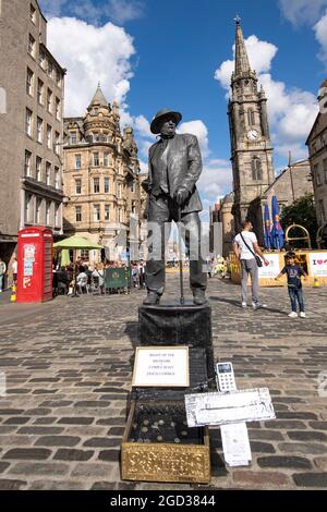 Édimbourg, Écosse, Royaume-Uni. 10 août 2021. PHOTO : une statue émouvante vue sur le Royal Mile. Des scènes du Royal Mile au cours du Fringe Festival d'Édimbourg, qui voit une foule de personnes épuisées visiter la ville et une petite quantité d'artistes de rue et d'acteurs qui continuent de divertir les passants. Crédit : Colin Fisher/Alay Live News Banque D'Images