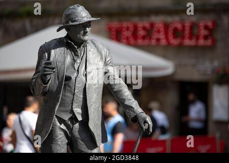 Édimbourg, Écosse, Royaume-Uni. 10 août 2021. PHOTO : une statue émouvante vue sur le Royal Mile. Des scènes du Royal Mile au cours du Fringe Festival d'Édimbourg, qui voit une foule de personnes épuisées visiter la ville et une petite quantité d'artistes de rue et d'acteurs qui continuent de divertir les passants. Crédit : Colin Fisher/Alay Live News Banque D'Images