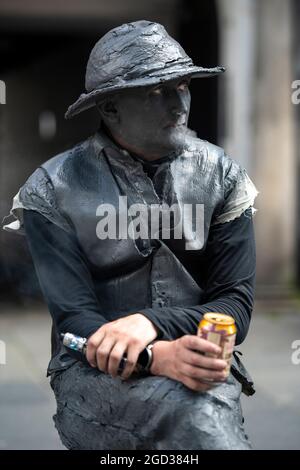 Édimbourg, Écosse, Royaume-Uni. 10 août 2021. PHOTO : une statue émouvante, vue en faisant une pause. Des scènes du Royal Mile au cours du Fringe Festival d'Édimbourg, qui voit une foule de personnes épuisées visiter la ville et une petite quantité d'artistes de rue et d'acteurs qui continuent de divertir les passants. Crédit : Colin Fisher/Alay Live News Banque D'Images