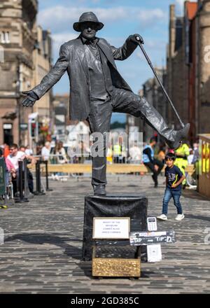 Édimbourg, Écosse, Royaume-Uni. 10 août 2021. PHOTO : une statue émouvante vue sur le Royal Mile. Des scènes du Royal Mile au cours du Fringe Festival d'Édimbourg, qui voit une foule de personnes épuisées visiter la ville et une petite quantité d'artistes de rue et d'acteurs qui continuent de divertir les passants. Crédit : Colin Fisher/Alay Live News Banque D'Images