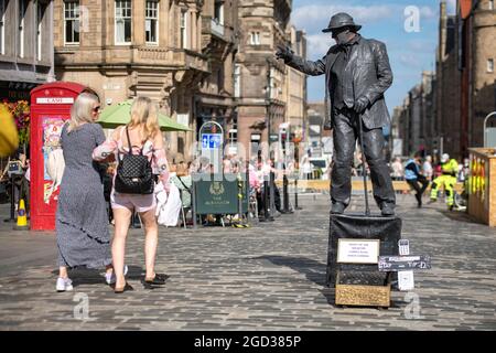 Édimbourg, Écosse, Royaume-Uni. 10 août 2021. PHOTO : une statue émouvante vue sur le Royal Mile. Des scènes du Royal Mile au cours du Fringe Festival d'Édimbourg, qui voit une foule de personnes épuisées visiter la ville et une petite quantité d'artistes de rue et d'acteurs qui continuent de divertir les passants. Crédit : Colin Fisher/Alay Live News Banque D'Images