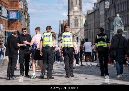 Édimbourg, Écosse, Royaume-Uni. 10 août 2021. PHOTO : des policiers écossais sont présents sur le Royal Mile. Des scènes du Royal Mile au cours du Fringe Festival d'Édimbourg, qui voit une foule de personnes épuisées visiter la ville et une petite quantité d'artistes de rue et d'acteurs qui continuent de divertir les passants. Crédit : Colin Fisher/Alay Live News Banque D'Images