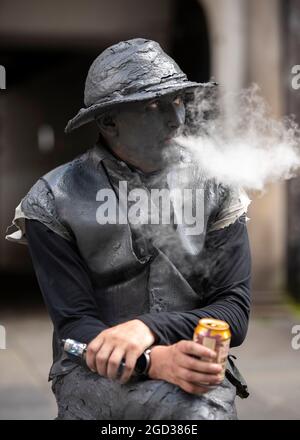 Édimbourg, Écosse, Royaume-Uni. 10 août 2021. PHOTO : une statue émouvante, vue en faisant une pause. Des scènes du Royal Mile au cours du Fringe Festival d'Édimbourg, qui voit une foule de personnes épuisées visiter la ville et une petite quantité d'artistes de rue et d'acteurs qui continuent de divertir les passants. Crédit : Colin Fisher/Alay Live News Banque D'Images