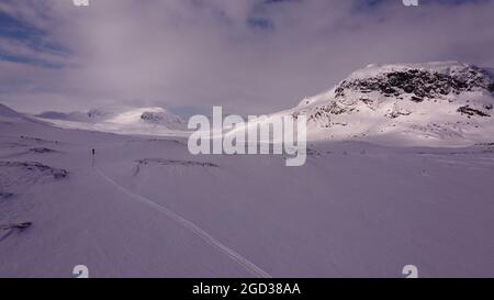Un petit skieur solitaire en Laponie près d'Alesjaure, en Suède, début avril Banque D'Images