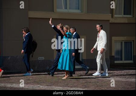 La Haye, pays-Bas. 10 août 2021. Le roi William-Alexander et la reine Maxima quittent le terrain de la Parade pendant l’événement. Sa Majesté le roi William-Alexander et sa Majesté la reine Maxima des pays-Bas ont reçu les médaillés néerlandais des Jeux Olympiques d’été de 2020 à Tokyo, au Palais Noordeinde, à la Haye. Le Ministère de la santé, du bien-être et des sports a organisé à la Haye les distinctions officielles pour les médaillés olympiques. Crédit : SOPA Images Limited/Alamy Live News Banque D'Images