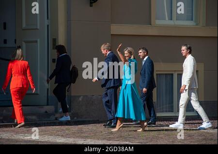 La Haye, pays-Bas. 10 août 2021. Le roi William-Alexander et la reine Maxima quittent le terrain de la Parade pendant l’événement. Sa Majesté le roi William-Alexander et sa Majesté la reine Maxima des pays-Bas ont reçu les médaillés néerlandais des Jeux Olympiques d’été de 2020 à Tokyo, au Palais Noordeinde, à la Haye. Le Ministère de la santé, du bien-être et des sports a organisé à la Haye les distinctions officielles pour les médaillés olympiques. Crédit : SOPA Images Limited/Alamy Live News Banque D'Images