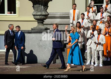 La Haye, pays-Bas. 10 août 2021. Le roi William-Alexander et la reine Maxima quittent le terrain de la Parade pendant l’événement. Sa Majesté le roi William-Alexander et sa Majesté la reine Maxima des pays-Bas ont reçu les médaillés néerlandais des Jeux Olympiques d’été de 2020 à Tokyo, au Palais Noordeinde, à la Haye. Le Ministère de la santé, du bien-être et des sports a organisé à la Haye les distinctions officielles pour les médaillés olympiques. Crédit : SOPA Images Limited/Alamy Live News Banque D'Images