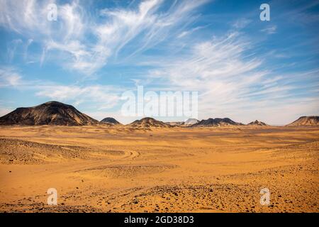 Ciel bleu au-dessus du désert noir, Égypte. Banque D'Images