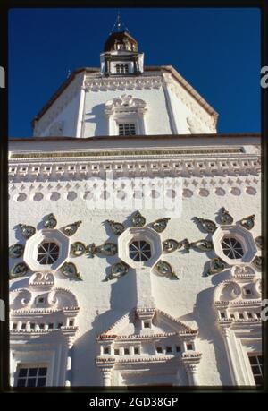 Église de la Trinité (1703-12), façade sud, ornements en céramique, Verkhotur'e, Russie 1999. Banque D'Images