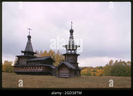 L'église en rondins du Sauveur et clocher (1700), vue nord-ouest, du village de Zashiversk, a déménagé et remonté dans le musée d'architecture et d'histoire à Akademgorodok, Russie 1999. Banque D'Images