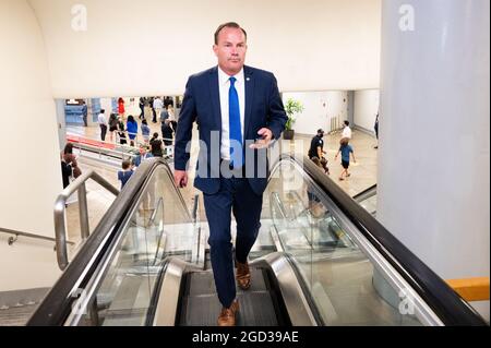 Washington, États-Unis. 10 août 2021. Sénateur américain, Mike Lee (R-UT) près du métro du Sénat au Capitole des États-Unis. Crédit : SOPA Images Limited/Alamy Live News Banque D'Images