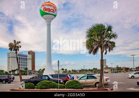 La légendaire tour d’eau de ballon de plage de Pensacola, qui n’est plus en exploitation, est photographiée à Pensacola Beach, le 9 octobre 2018, à Pensacola, en Floride. Banque D'Images