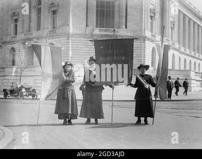 Piquetage de suffragette dans le bâtiment du Bureau du Sénat environ entre 1909 et 1920 Banque D'Images