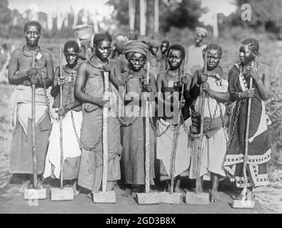 Les femmes condamnés travaillant sur la route, Dar es Salaam, Afrique de l'est environ entre 1909 et 1920 Banque D'Images