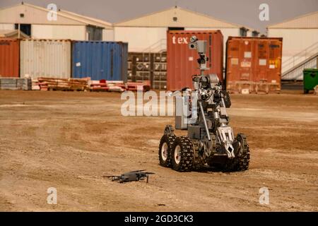 Un robot F6A d'ANDROTEC s'approche d'un système aérien sans pilote DJI Mavic Air 2 lors d'un exercice d'entraînement à la base aérienne Al Dhafra, Émirats arabes Unis, le 6 août 2021. Le F6A est un robot très fiable couramment utilisé par l'armée pour l'élimination des munitions explosives, la reconnaissance et d'autres missions dangereuses. (É.-U. Photo de la Force aérienne par Tech. Sgt. Michelle Y. Alvarez) Banque D'Images