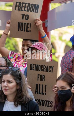 Detroit, Michigan, États-Unis. 10 août 2021. Un rassemblement s'oppose à de nouvelles restrictions de vote qui ont été proposées depuis les élections de 2020 au Michigan et dans d'autres États. Crédit : Jim West/Alay Live News Banque D'Images