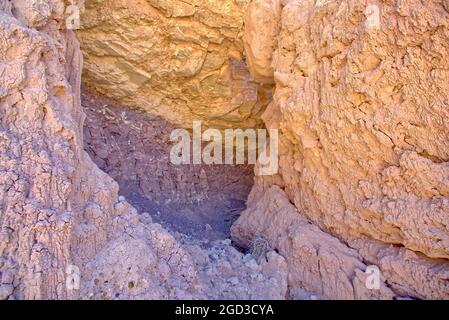 Une entrée à une grotte le long de la piste du bassin Rouge dans le parc national de la Forêt pétrifiée en Arizona. Banque D'Images