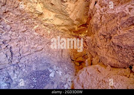 Un tunnel de grotte dans le bassin rouge de Petrified Forest National Park Arizona. Banque D'Images