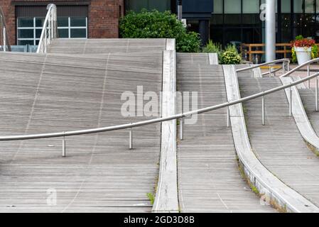 Le Simcoe Wavedeck, au bord de l'eau de la ville de Toronto, au Canada. La structure décorative en bois est un lieu célèbre et une attraction touristique Banque D'Images