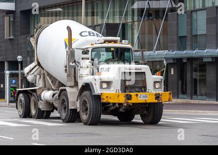 Camion-mélangeur de ciment ou de béton conduisant dans le quartier du centre-ville de Toronto, au Canada. La zone est toujours en construction et reconstruction constantes Banque D'Images