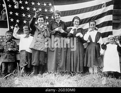 Enfants sourds et muets de l'école Saint-Rica, Cincinnati, Singing Star Spanled Banner ca. Entre 1918 et 1928 Banque D'Images