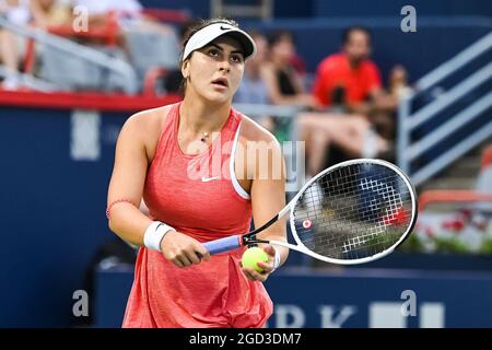 Montréal, Canada. 10 août 2021 : Bianca Andreescu (CAN) sert le ballon pendant le deuxième tour de la WTA Banque nationale Open au stade IGA de Montréal, Québec. David Kirouac/CSM crédit: CAL Sport Media/Alay Live News Banque D'Images