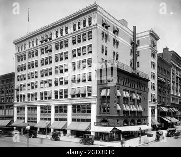 Vue extérieure du magasin phare Woodward & Lothrop à Washington, en regardant au nord-ouest depuis l'intersection des rues 10th & F NW. Le plus petit magasin placé au coin de la rue est Rich's Shoes, qui a continué ses activités au même endroit au moins dans les années 1950. Environ entre 1910 et 1926 Banque D'Images