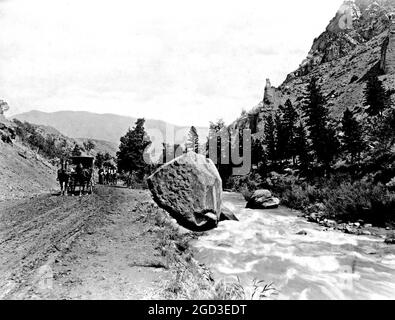 Le long de la rivière Gardiner, parc national de Yellowstone. Vu seulement par les touristes qui passent par Gardiner Gateway ca. 1909 Banque D'Images