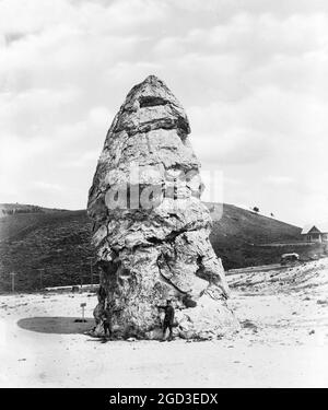 Liberty Cap à Mammoth Hot Springs, parc national de Yellowstone, Wyoming, accessible par le chemin de fer du Pacifique Nord via Gardiner Gateway ca. 1909 Banque D'Images