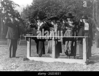 La formation d'un policier--la pratique ciblée sous la direction de l'inspecteur Cross du département de police--l'inspecteur Cross démontre la bonne façon de détenir un Gat ca. 1909 Banque D'Images