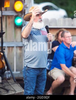 Gahanna, Ohio, États-Unis. 10 août 2021. Joe Blystone s'adresse à la foule au Joe Blystone Rally à Gahanna, Ohio. Blystone est un républicain qui se présente pour le gouverneur de l'Ohio en 2022. Crédit : Brent Clark/Alay Banque D'Images